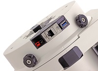 Ce petit panneau latéral sur l'axe de déclinaison possède des sorties d'alimentation et de communication USB et Ethernet