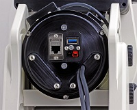 Sortie de l'axe AD avec les entrées pour câbles et les connecteurs d'entrée pour alimentation, et communication